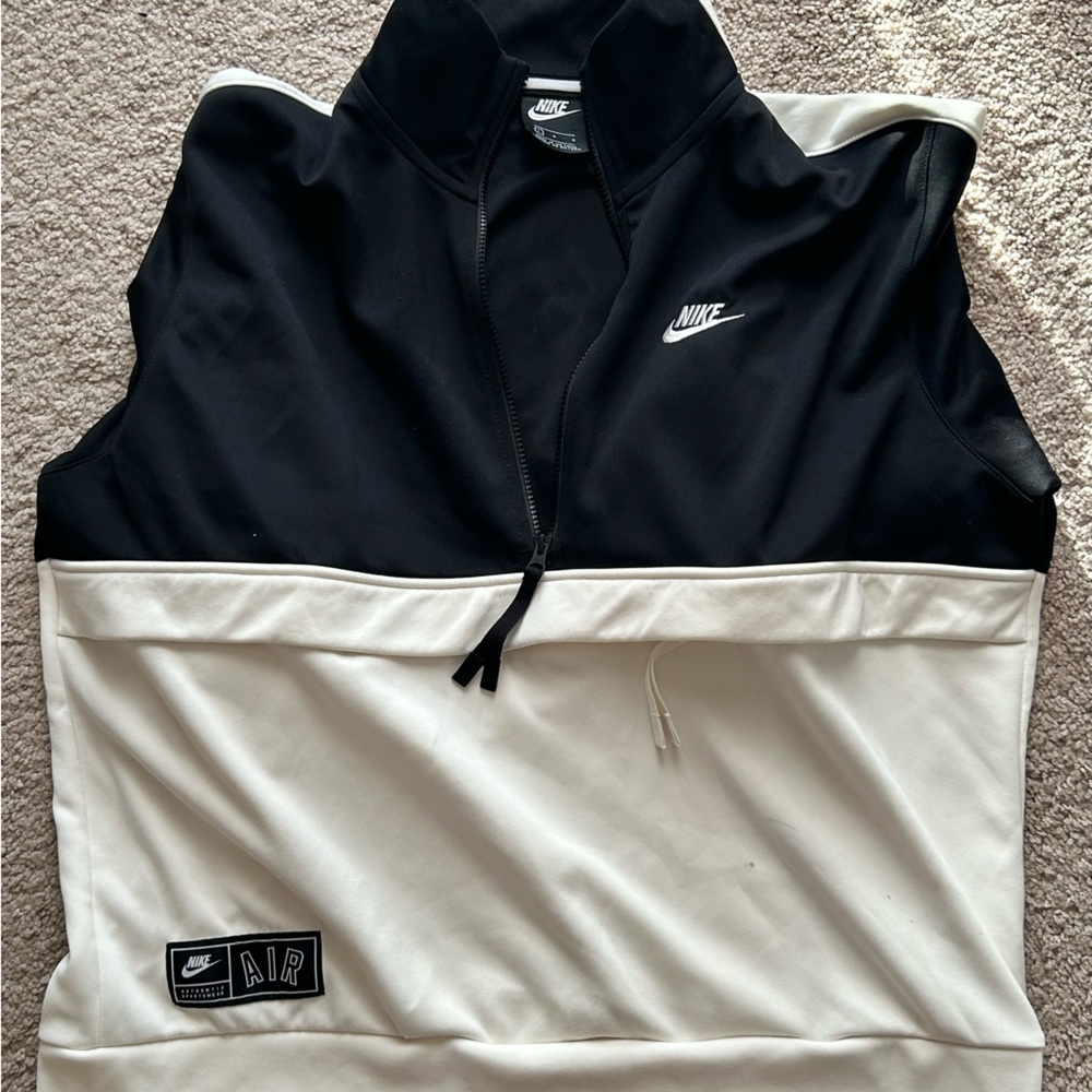 99% new Nike air tracksuit black and white, size: L, vintage style.